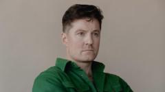 Iestyn Arwel: Actio 'y Cymro twp' wedi fy arwain at ysgrifennu