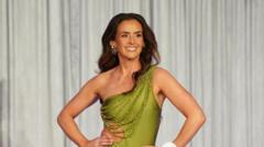 Llwyddiant i fam o Wynedd yn ei phasiant cyntaf, wedi degawd tu ôl i'r llen