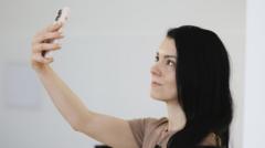 Perempuan mengambil selfie
