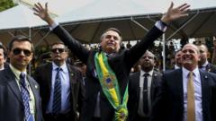 Bolsonaro de braços abertos e faixa presidencial durante o desfile de 7 de Setembro, em Brasília.