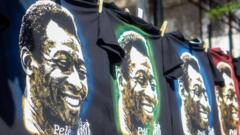 Camisas com rosto de Pelé e escudo do São Paulo Futebol Clube penduradas
