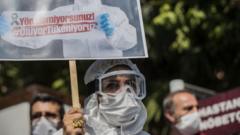Türk Tabibleri Birliği sağlık çalışanlarının korunması talebiyle 'Yönetemiyorsunuz, tükeniyoruz' sloganıyla eylemler yaptı