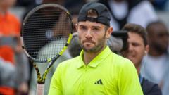 Fearnley beats Wawrinka on French Open debut