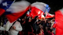 A direita chilena comemorou no domingo sua vitória nas eleições para escolher quem redigirá um novo projeto de Constituição.