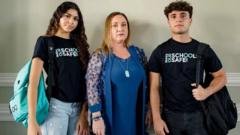 O filho de Lori Alhadeff, Robbie (à direita) e um amigo (à esquerda) usam mochilas à prova de balas