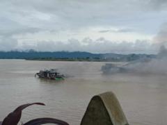 အဲဒီစစ်ကောင်စီစစ်ကြောင်းဟာ ကသာမြို့နယ်ထဲမှာ ရွှေရှာဖွေနေတဲ့ဖောင်တွေကို မီးရှို့ခဲ့တယ်လို့လည်းဆို