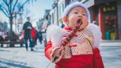 Criança chinesa comendo comida de rua