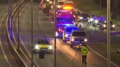 Rhyddhau dyn a gafodd ei arestio wedi gwrthdrawiad A55