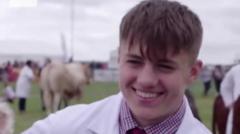 Dedfrydu dyn o Sir Gâr, oedd ar gyfres realiti S4C, am ymosod ar gyn-bartner