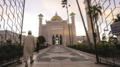 Un musulmán camina hacia la mezquita en Bandar Seri Begawan
