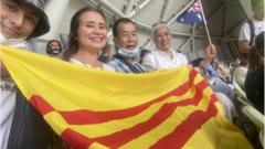 Một số người Việt ở Úc mang cờ Vàng ba sọc đỏ và cờ Úc vào sân trong trận đấu Việt Nam - Úc trên sân vận động AAMI Park, Melbourne