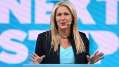 AS Reform Laura Anne Jones yn wynebu gwaharddiad am bythefnos