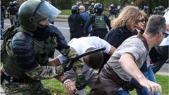Policial paramentado com capacete e coletes bate em manifestantes com roupas comuns
