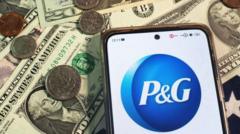 Celuar com logo da Procter & Gamble pertopré aposta betnotas e moedaspré aposta betdólar