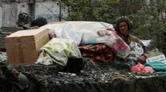 Украиналык качкын аял ушул сүрөтту көрүп, өзүнүн буюм-тайымдарын тааныганын айтып жатат