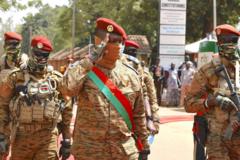Pourquoi le capitaine Ibrahim Traore est-il si populaire auprès de la jeunesse africaine ?