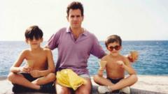 Профессор Мануэль Барриусо с сыновьями (Себастьян слева и Родриго справа), 1992 год