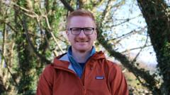 Angen i'r Cymry Cymraeg fagu hyder a 'mynd amdani' - meddyg blaenllaw