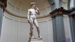 Estátua de David, por Michelangelo, exposta em museu