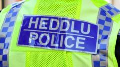 Canfod dyn yn farw mewn eiddo yn y Barri