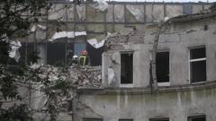 Спасатели работают в жилом доме, частично разрушенном в результате ракетного удара во Львове