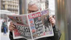 一名男子在伦敦阅读一份《太阳报》，报纸上有张威廉王子与凯特王妃在温莎一个农庄商店附近的录像截屏。