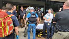 Nhân viên cấp cứu làm việc tại hiện trường vụ xả súng tại Phòng khám Warren ở Tulsa, Oklahoma, Hoa Kỳ, ngày 1 tháng 6 năm 2022