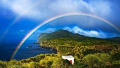 Two rainbows show ova Gough Island for di South Atlantic sea