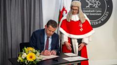 'Braint fy mywyd': ASau yn ethol Rhun ap Iorwerth i fod yn Brif Weinidog