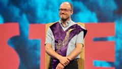 Andrew Cusworth yn ennill Medal y Cyfansoddwr yn Eisteddfod y Garreg Las