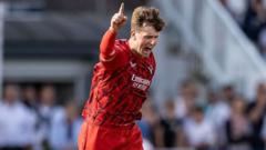 Fast bowler Blatherwick signs new Lancashire contract