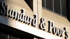 Uluslararası kredi derecelendirme kuruluşu Standard & Poors (S&P) Türkiye’nin kredi notunu B’den B+’ya düşürdüğünü açıkladı.