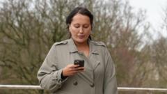 Menyw o Wynedd yn cyfaddef twyll triniaethau cosmetig