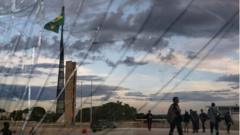 Vidraça quebrada, vista da Praça dos Três Poderes em Brasília