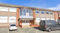 Caernarfon: Ysgol yn wynebu torri swyddi, gyda bwlch ariannol o £820,000