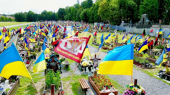 Bandeiras tremulam sobre túmulosbet maissoldadosbet maiscemitériobet maisLviv, na Ucrânia