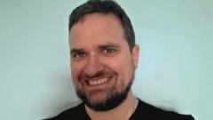 Peredur Glyn: 'Pwysicach cael pobl ifanc i siarad Cymraeg na gramadeg cywir'