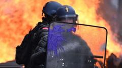 Полиция около горящей баррикады в Париже