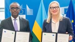 Minisitiri w'ububanyi n'amahanga w'u Rwanda Vincent Biruta na komiseri wa EU ushinzwe ubufatanye mpuzamahanga, Jutta Urpilainen, ubwo basinyaga ayo masezerano i Buruseli, ku itariki ya 19 Gashyantare (2) uyu mwaka 