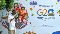 印度新德里街头一位男士在G峰会广告牌前打电话（5/9/2023）