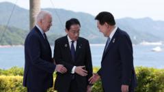 한국 윤석열 대통령과 미국 조 바이든 대통령, 일본 기시다 후미오 일본 총리가 지난 5월 21일 히로시마 G7 정상회의장인 그랜드 프린스 호텔에서 열린 한미일 정상회담에서 악수를 나누고 있다