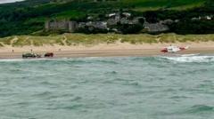 Dyn wedi goroesi ar y môr ger Porthmadog ar ôl 4 awr yn arnofio ar focs