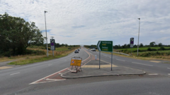 Dyn wedi marw ar ôl cael ei daro gan fan ger Caernarfon