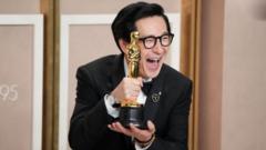Ke Huy Quan com Oscar