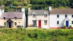 Targedau llety gwyliau'n 'rhy uchelgeisiol' medd busnesau