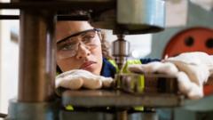 Mulher trabalhandoapp para aposta esportivauma fábrica