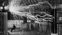 1899年12月，特斯拉在自己的实验室，与”放大发射器“合影