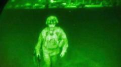 အာဖဂန်မြေပေါ်ကနေ နောက်ဆုံးထွက်ခွာလာ တဲ့ အမေရိကန်စစ်သား ဗိုလ်မှုးချုပ် ခရစ်ဒိုနာဟူး C-17လေ ယာဥ်ပေါ်ကို တက်နေစဥ်