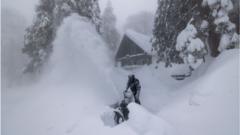 Raning Springs, stanovnik Kalifornije čisti sneg ispred kuće