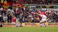 Wrecsam yn creu hanes wrth ennill dyrchafiad i'r Bencampwriaeth